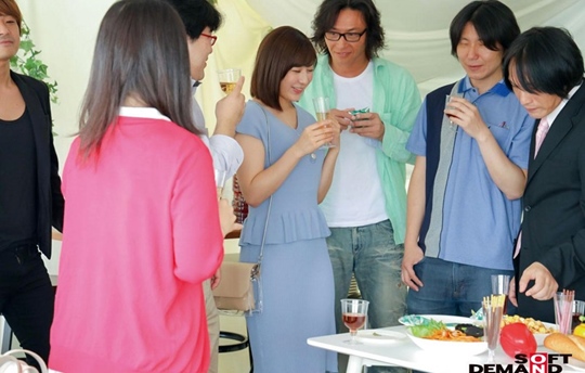 級友美女のエッチな肉体を助平剥き出しにポコチンだらけが集まり厄介る公開SEX同窓会