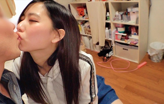 「素人ナンパ」クロ髪ギャルのつるペタ女壺を下劣な軟派職人がポコチン責めして中出しSEX