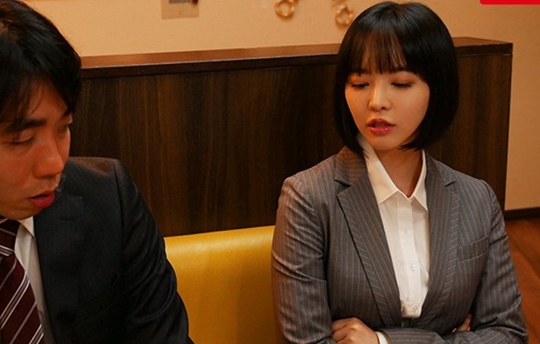 高圧女性上役の咽喉女壺に性欲怪獣部下が躊躇なくポコチン責めで蹂躙する咽喉奥アクメ 三宮つばき