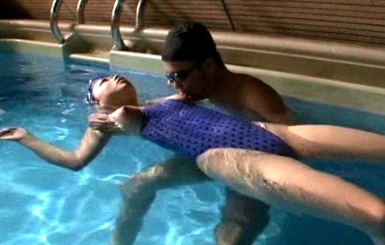 助平年配オッサンがアブノーマルで美女の女壺を弄り落とす落とす厄介性交