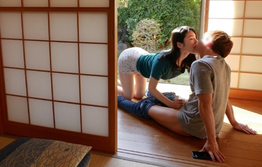 麗しいな叔母さんの猥褻過ぎるリップが興奮状態の勃起ポコチンを根元まで頬張って弄り落とす落とす背徳SEX 塩見彩