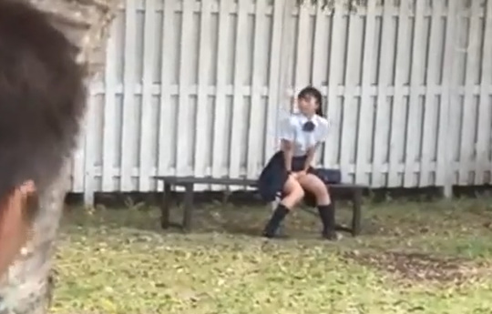 「制服を着たJK」制服を着た美少女のピンク尻女壺で興奮状態のブサ男が膝ガクガクするまで突き続ける野外性強要