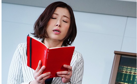 婦人セクレタリーの欲求不満肉体が助平剥き出し年配社長のネットリちゅうでで酔いしれた姦通SEX 加藤ツバキ