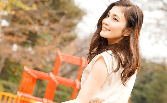 興奮状態の婦人が青年のポコチンに集まり痴女って抜き落とすむしゃぶりSEX 米倉穂香