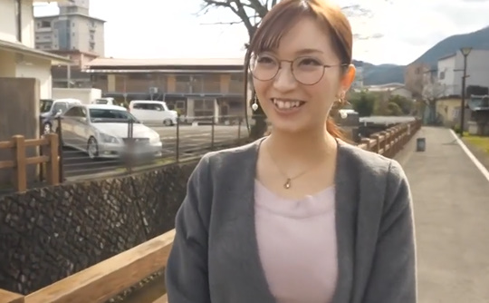 キュートな婦人のもっちり悩殺Bodyに燃えつきて魔乳をイジリ回す落とすパコ撮り 鈴木真夕