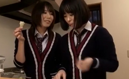 親しい現役女子校生が大胆に交わり合ったメモリアルレズキッス 有村千佳 ゆうきさやか