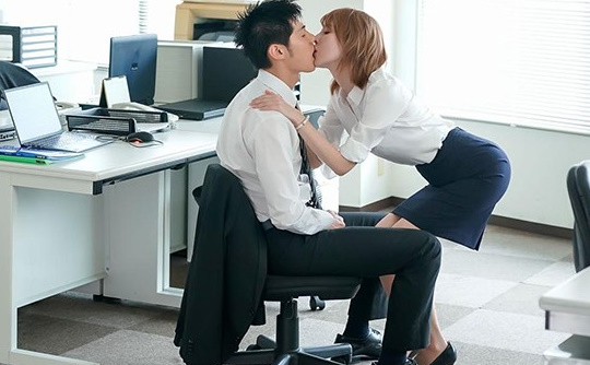 神顔女性上役の痴女悩殺に草食部下の発狂現状の陰茎が我武者羅に欲張り抜きまくる中出しファック 広瀬りおな