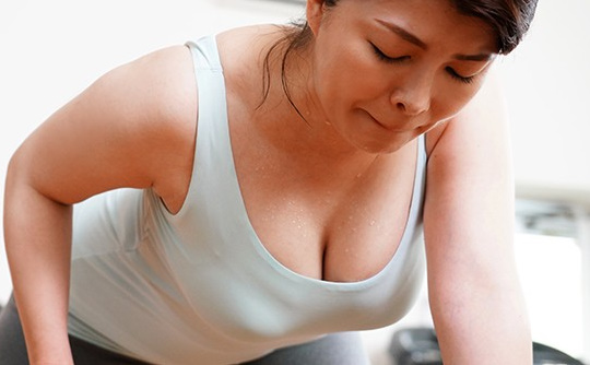 純粋な性豪男子根でぽっちゃり人妻の愛欲肉ボディが悶え狂う記憶に残る童貞詐欺 岡江凛