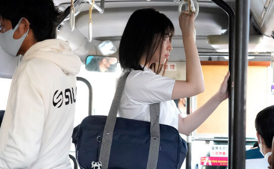 下品痴漢の猥褻な指先がもも色マ●コを捏ねくり回す湧き出るスプラッシュ 石原希望