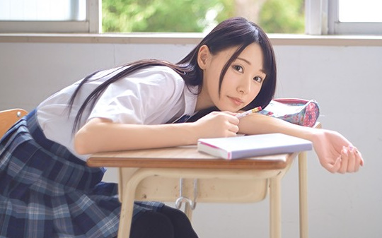 美白肉ボディを小悪魔的な頬笑で見せつけ勃起魅惑してくる美少女マ●コに溺れた学園 あまつか亜夢