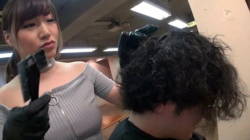 小悪魔的な頬笑でムネチラプリ乳を見せつけ竿猟りするごっくん搾取な美容室