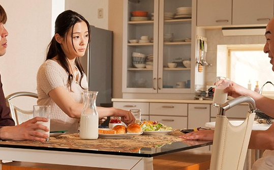 私の尻を鷲掴み義父の肉棒からは離れられない妻の恥態。吉高寧々