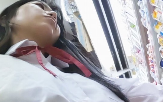 コンビニトイレ連れ込みパンチラ03【優等生系女子はお尻に食い込み気味】