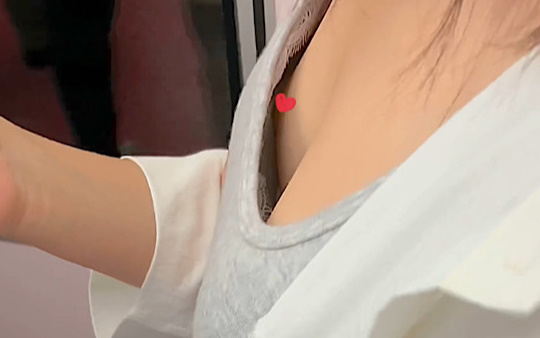 【特典付】電車内乳首チラ【個数限定】