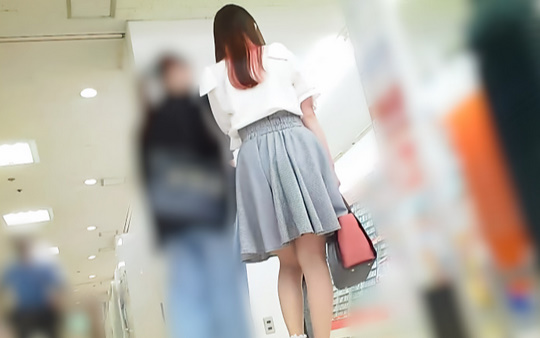 ガチャガチャに夢中なオシャレ女子ウォッチング