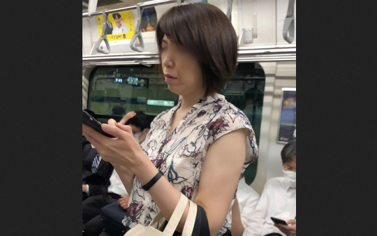 【すぐそこの眺め113】人妻風の熟女ＯＬのＧカップを至近距離で！