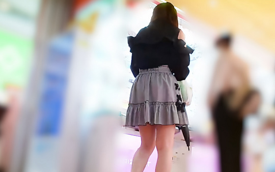 オシャレなフレアミニスカ女子を階段の下から絶妙なアングルで撮影してみた