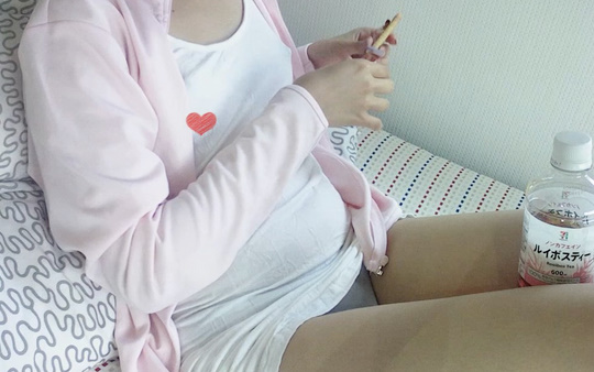 無防備なくつろぎ姿ホステルで隠し撮り☆ショートボブヘアの可愛い女の子の乳首ポチ