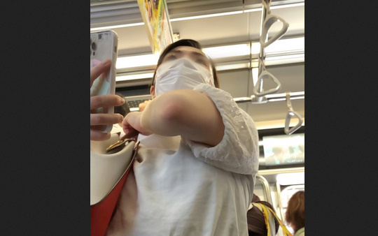 【下からの眺め63】ムチムチＯＬの巨乳を下からじっくりと！