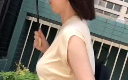 【横からの眺め267】ノーブラにカップ付きのキャミソールＯＬのオッパイ乱舞！！