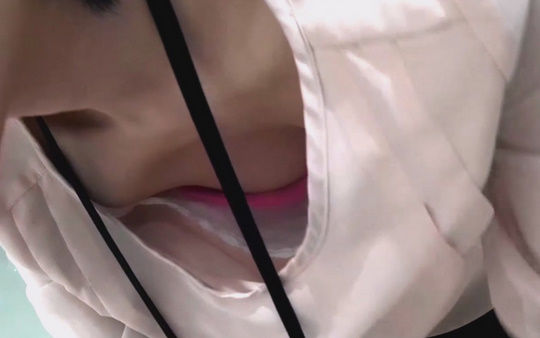 前かがみ胸ちら?「ピンクブラちら誘惑系店員さん」