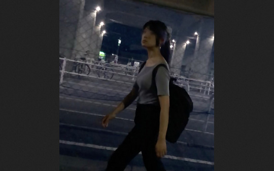 【横からの眺め266】華奢な体とアンバランスな巨乳に釘付け！！