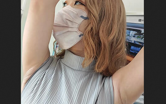 【腋毛超接写】ノースリワキ汗ギャルのジョリ腋を超接写