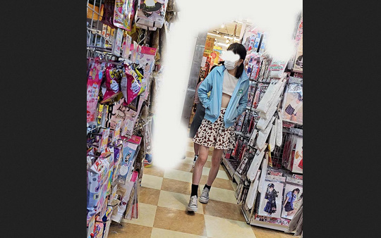 太もも超細すぎスレンダーなこの乳ちくびちらり