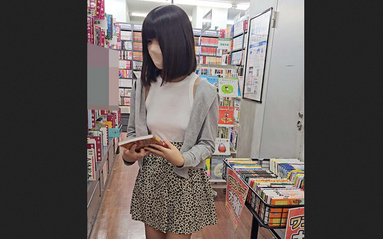 本屋で立ち読みしてる女の子のタンクトップから見えるアレ