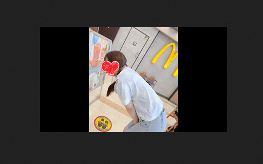 フードコートで姪っ子のおぱんちゅを撮ってしまいました