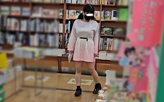 爆乳すぎる若い女の子が本屋で立ち読みしているので乳とパンツの観察してみた。