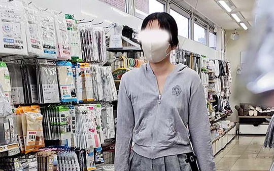 パーカーから乳首がちらりと見えてしまってる可愛い子