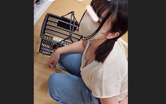 買い物に夢中で乳首ちらしていることに気づいていない広瀬〇〇似の可愛い子