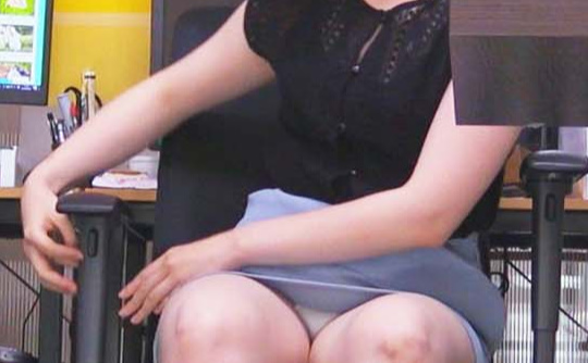 ああ無邪気・・・新人バイトちゃん　パンティ見えてますよ＾＾