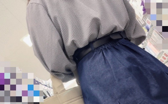 お買い物中の膝丈ミニスカ女子は重ね履きに脇からチラ見せの白生Ｐが！ J37Ds-4K