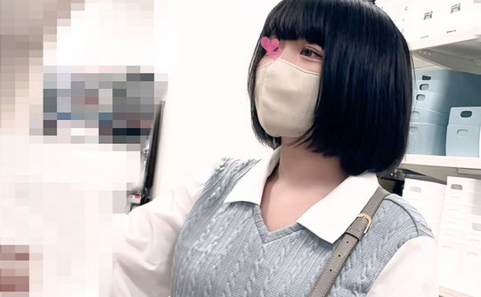 ヒクつくマンコの青チェさん、私服姿でもノーパンを撮影され剛毛マンコを見られる【ローアングル/パンチラ●撮風】