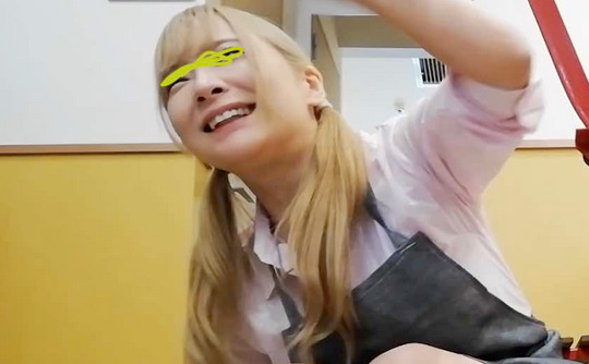 明るく元気に働く看板娘ちゃんあざとすぎる可愛いピンククロス柄ショーツ盗撮