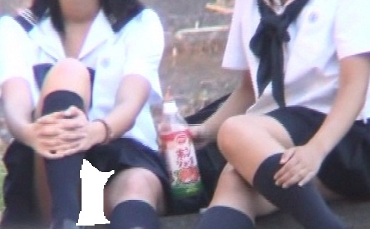 美女J○ 3人組  めくり上げ白パンチラ