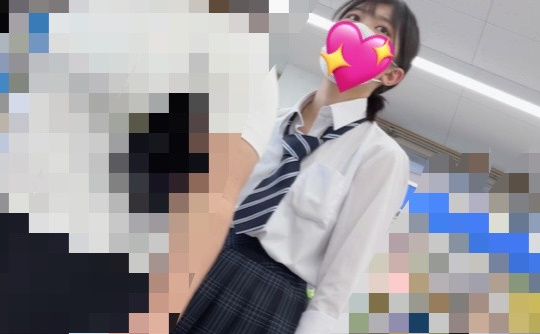 攻めたミニ丈のグレーチェ制服女子はガッツリ重ね履きながら丈の短さから正にガン見状態で…J43KS-4K