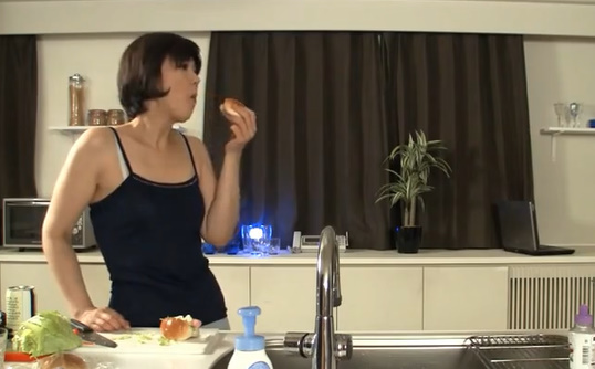 トールサイズがスケベな痴女おばさんに情熱の勃起竿で体当たり性交