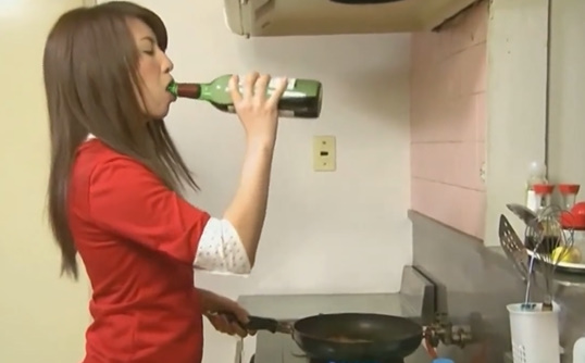 『ながえ』酔っ払た妻のもも色の肌をむしゃぶり舐め回す男のイキリ竿