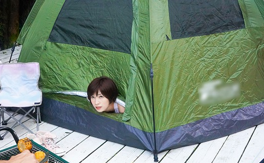 ニッコニコで肉を焼いている亭主の傍のテント内で肉竿ぶち込まれネトラレ続けるプリ乳奥さん