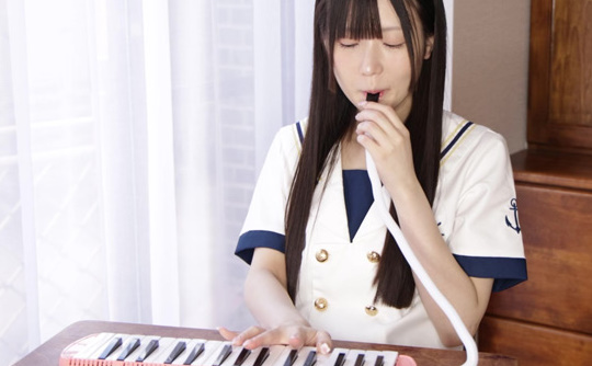 鍵盤ハーモニカの自主練してた（ヨダレまみれで）