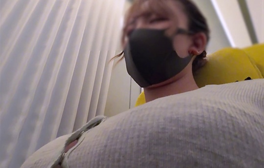 電車で爆乳を舐め回すように接写しておっぱい揉み