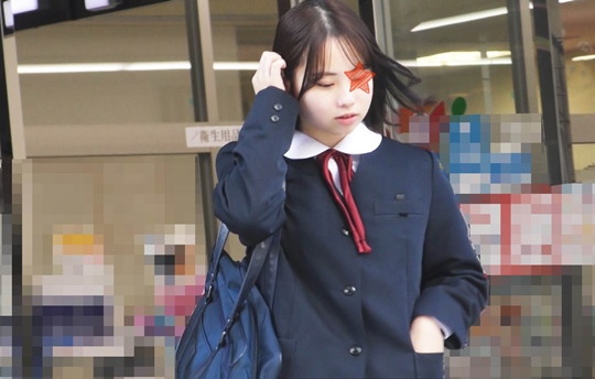 【電車チカン】★こんな幼げな天然美少女が車内で大量に潮を吹く衝撃映像★極太イボバイブをねじ込まれチカンの性玩具に ※訳アリ再販