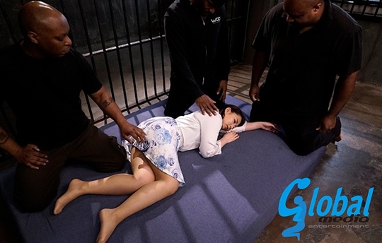 ドス小麦色いコックが乱れ回す完熟にくたいが亭主の竿を忘れる妖女性交　成宮いろは