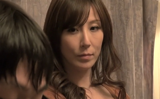 息子の股間を秘かに狙う盲愛ママの体を使って母子ソウカン性指導