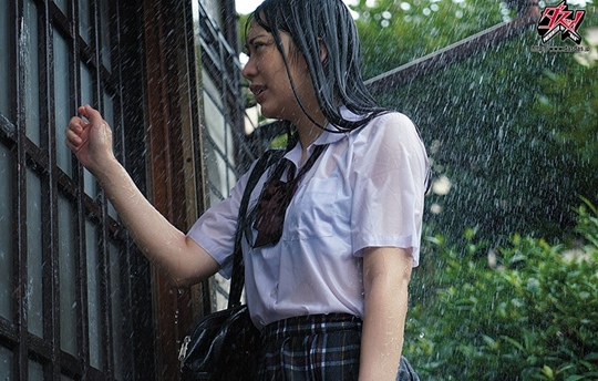 お漏らし幼親友の制服姿に盛りボッキして理性ぶっ飛んだむしゃぶり性交　弥生みづき