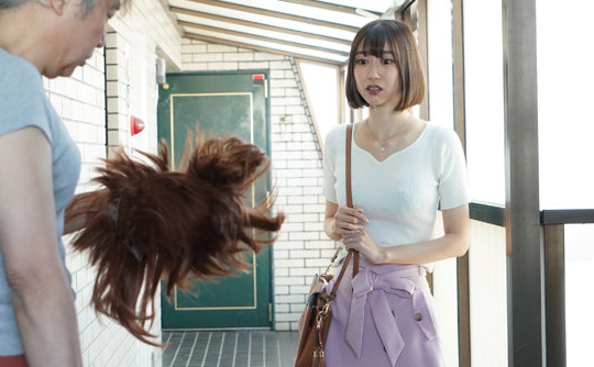 薄壁越しに隣人変態竿に奥さんが寝取られて愛尻を弄ばれた午後の小麦色川すみれ