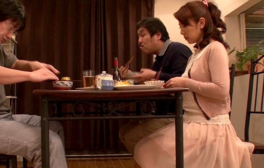 長男と仲が悪い美魔女系奥さんは次男とむしゃぶり合い三男も参戦竿まみれの無秩序家族内性交　結城みさ